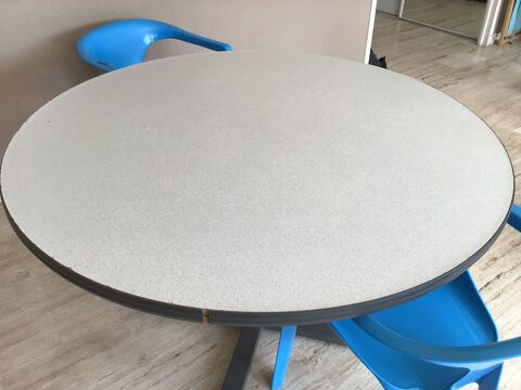 Table ronde avec pieds réglables . 10 Grasse (06)