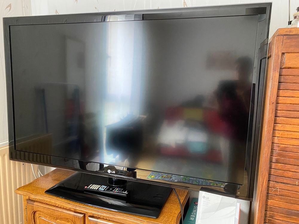 T&eacute;l&eacute;vision grand &eacute;cran 140cm marque LG. Photos/Video/TV