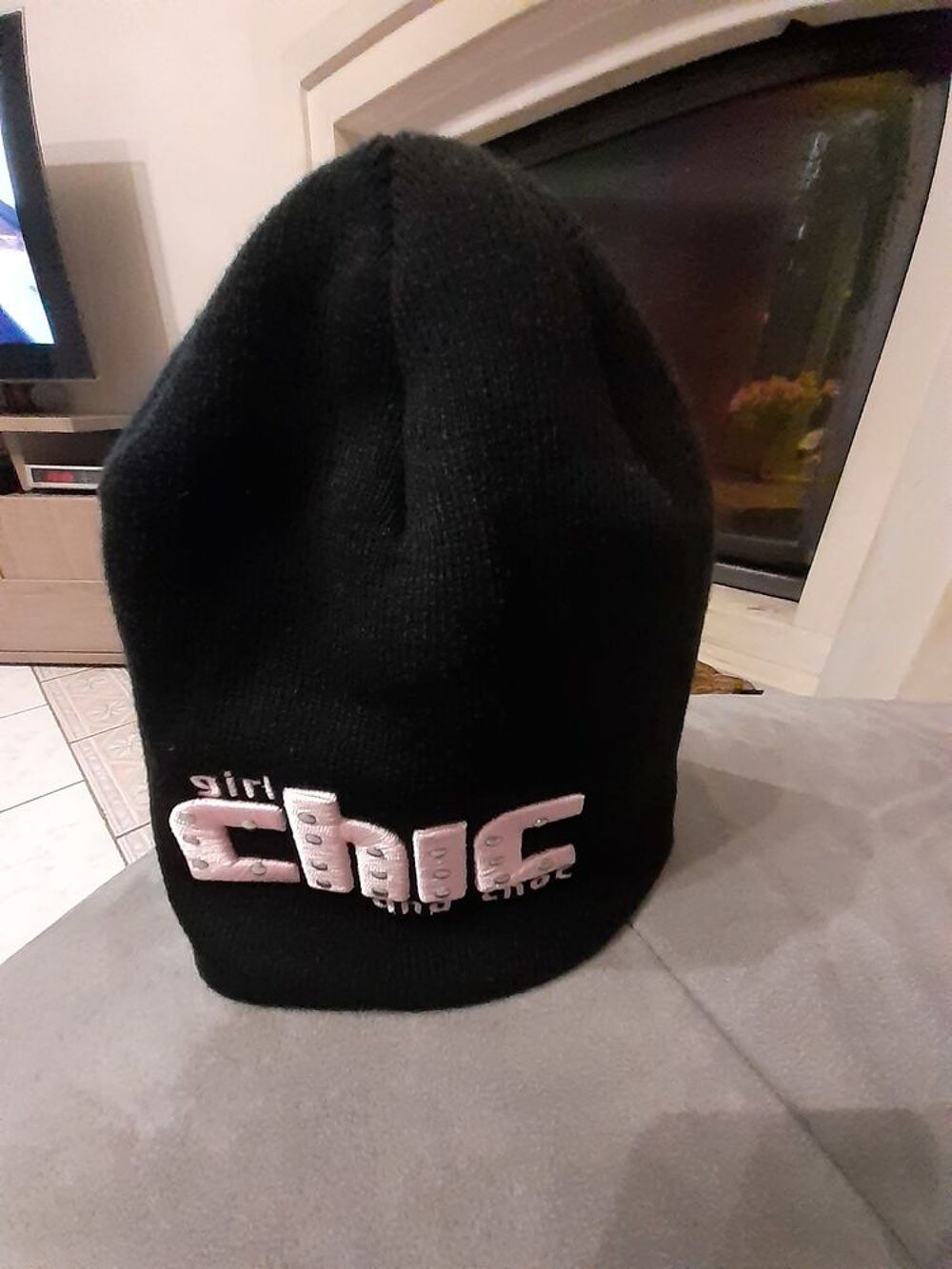 bonnet femme neuf taille unique
couleur : noire et rose
Vêtements