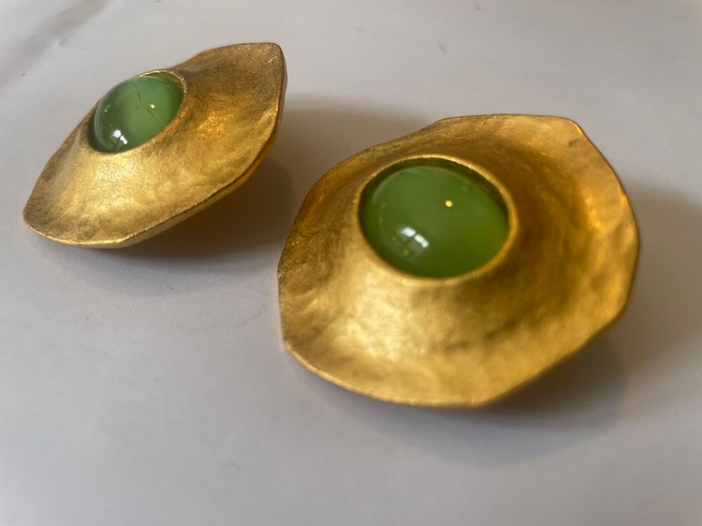 BO ronde dor&eacute;e cabochon vert d'eau E.UNGARO Bijoux et montres