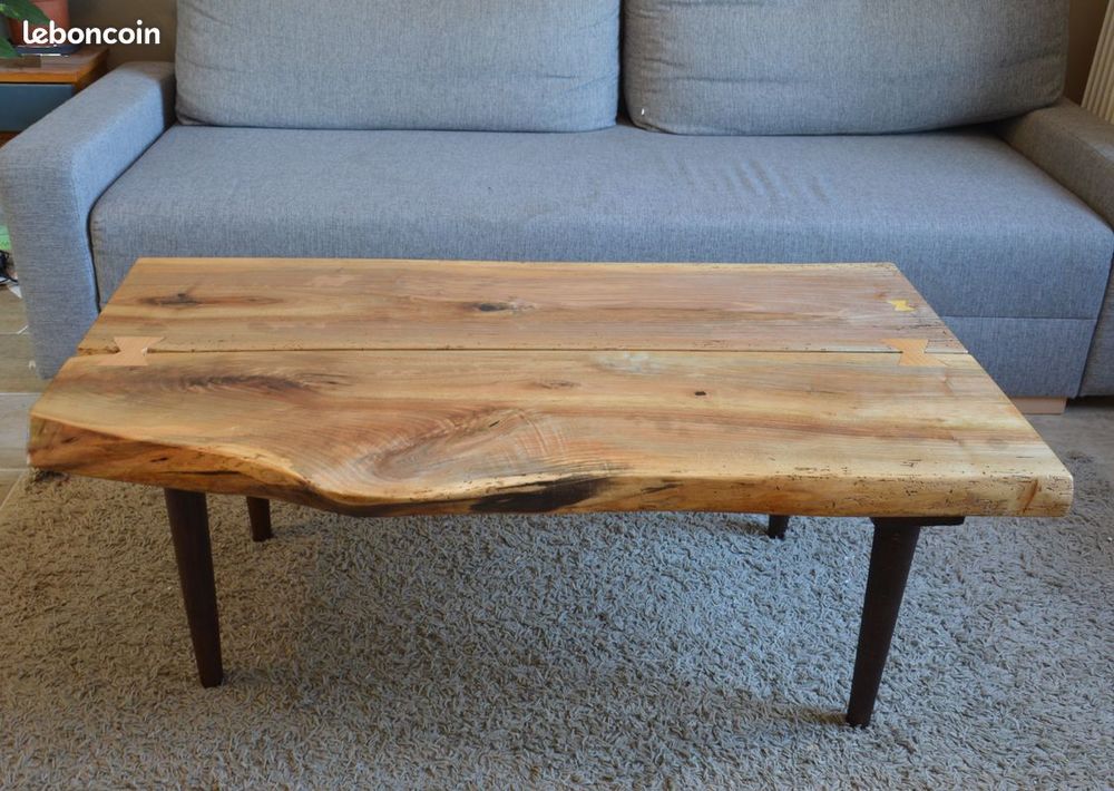 Table basse en noyer massif bords live edge, avec papillons Meubles