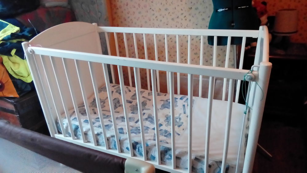 Lit en bois blanc et avec tour de lit Pu�riculture