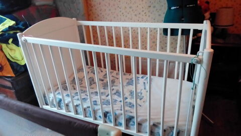 Lit en bois blanc et  avec tour de lit  15 Laruns (64)