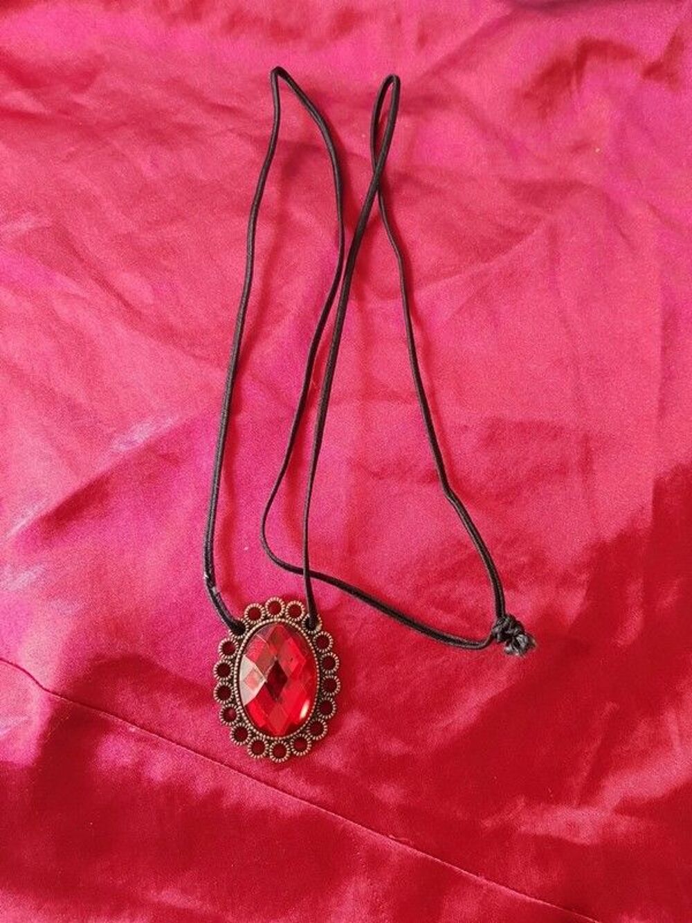 Collier pierre rouge monture couleur bronze neuf monter sur Bijoux et montres