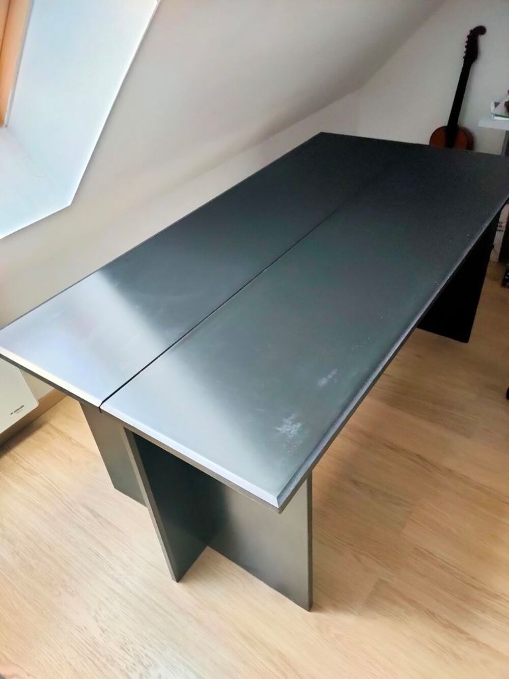 donne armoire rideau et table salle &agrave; manger Meubles