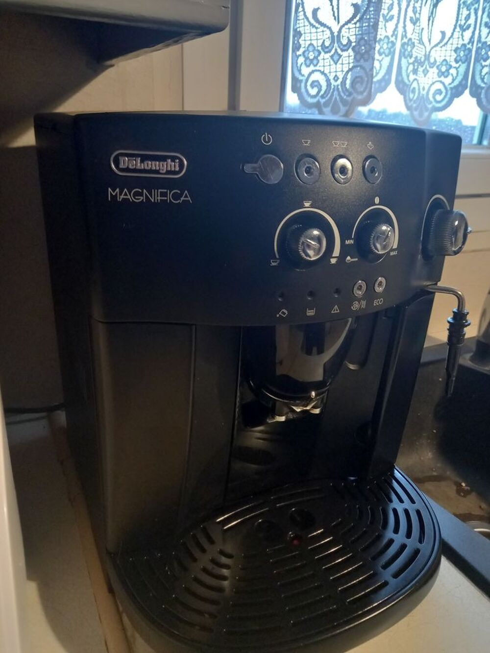 Machine a caf&eacute; grain Delonghi magnifica Electroménager