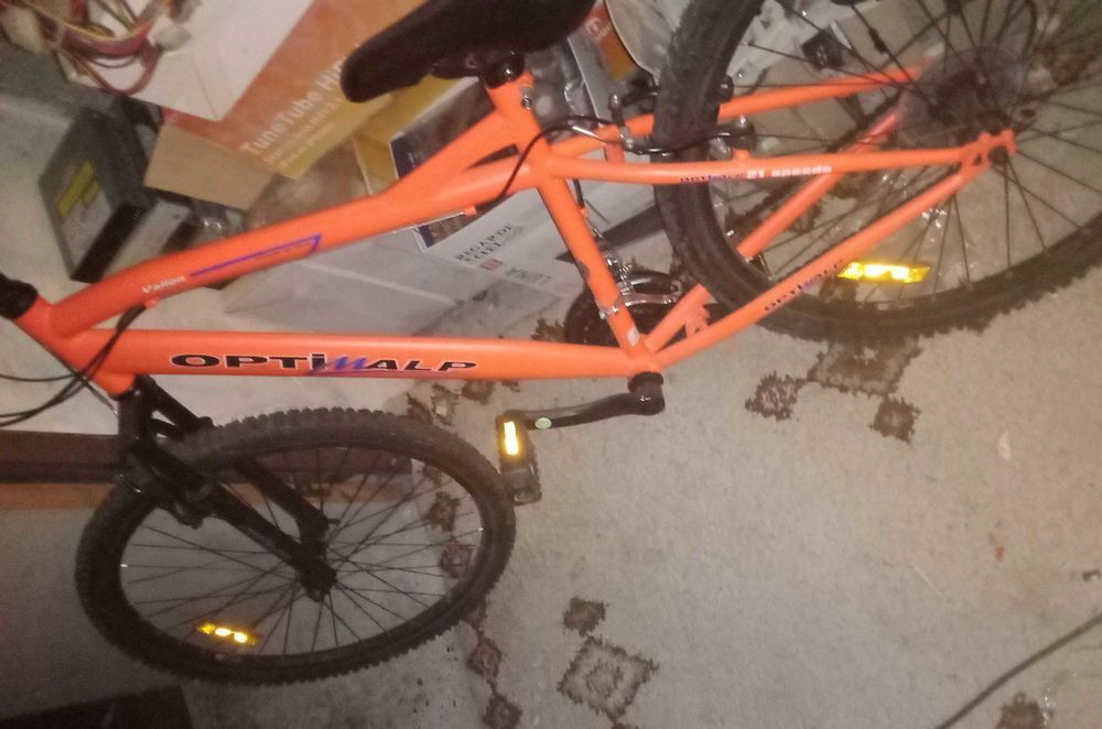 v&eacute;lo orange. enfant 10 ) 12 ans Sports