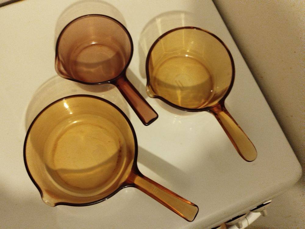 3 casseroles en verre fum&eacute;. Corning France, Vision.
Cuisine