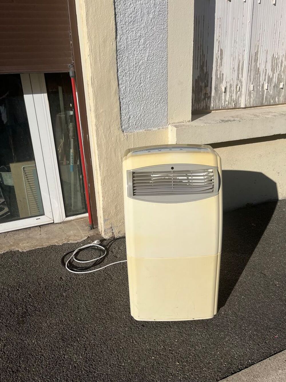 Climatiseur mobile blanc, parfait pour rafra&icirc;chir votre int&eacute; Electroménager