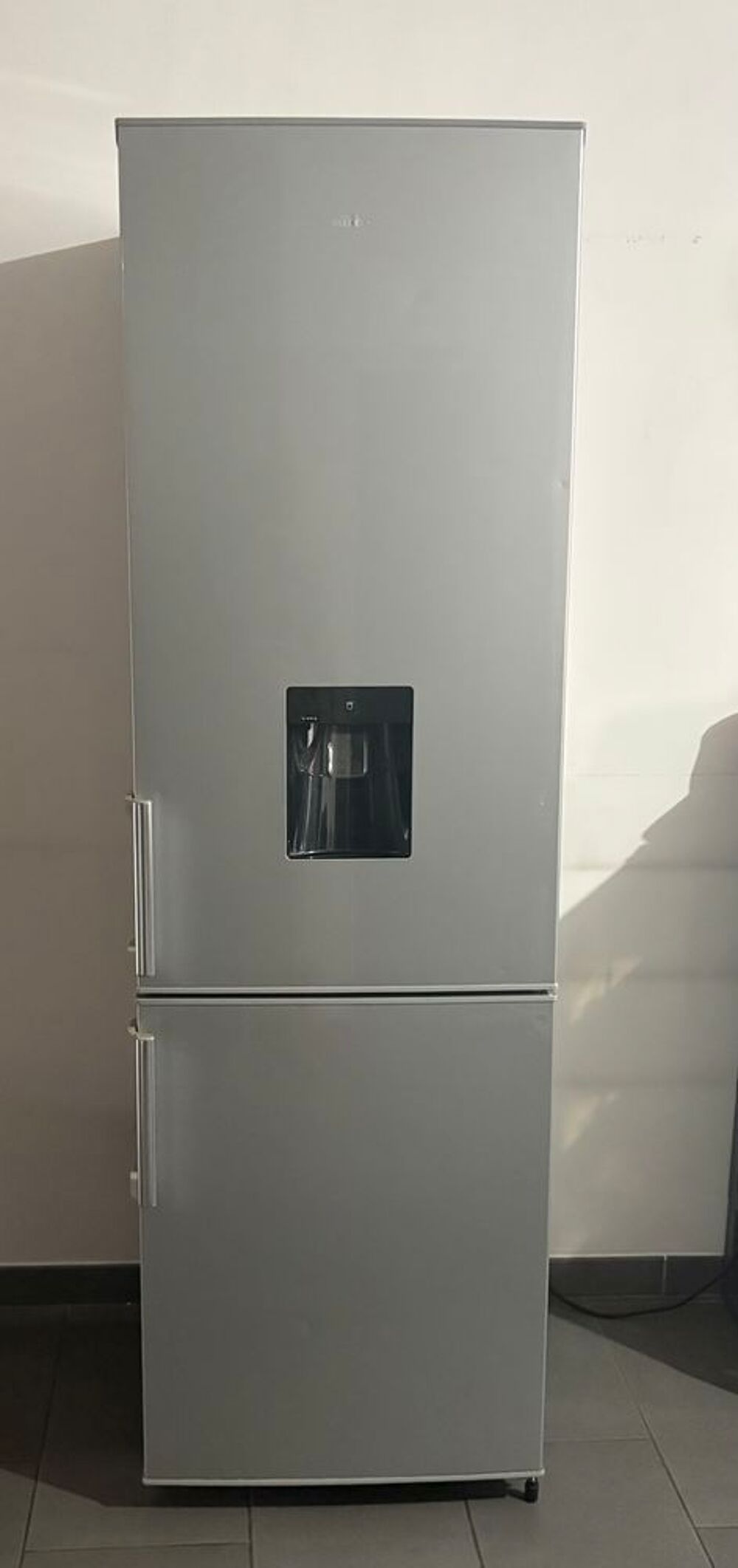 R&eacute;frig&eacute;rateur / Cong&eacute;lateur VALBERG avec distributeur d'eau Electroménager