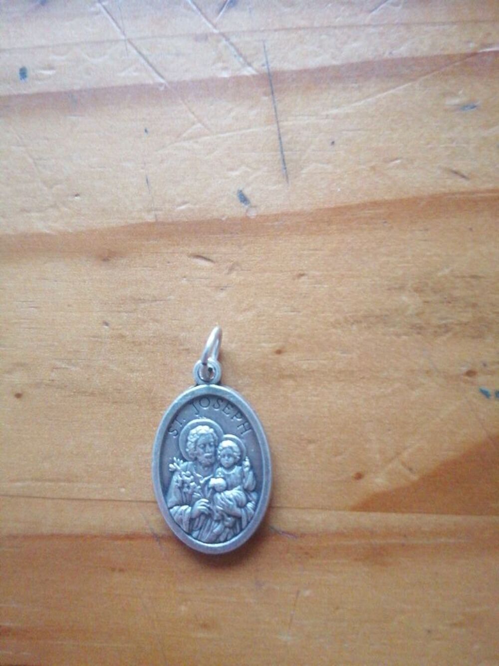 m&eacute;daillon st Joseph Bijoux et montres