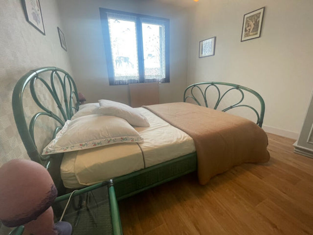 Chambre: lit 140, 2 chevets, commode en rotin Meubles
