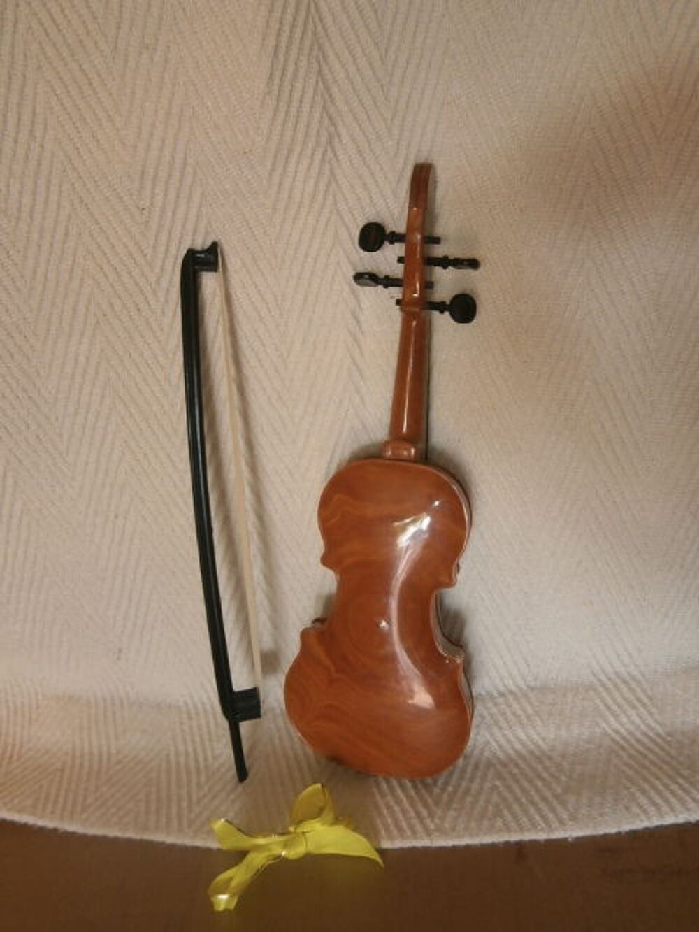 Petit violon en plastique avec boite &agrave; secrets Décoration