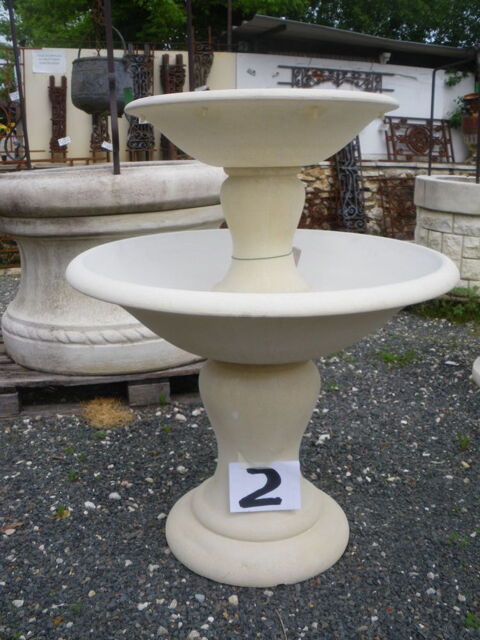 Fontaine en pierre reconstitue non glive  570 Chteau-l'vque (24)