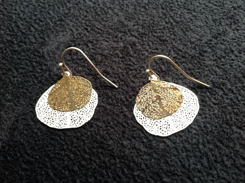 BOUCLES FEUILLES RONDE PTE DOR&Eacute; GRDE ARGT&Eacute; Envoi Possible
Bijoux et montres