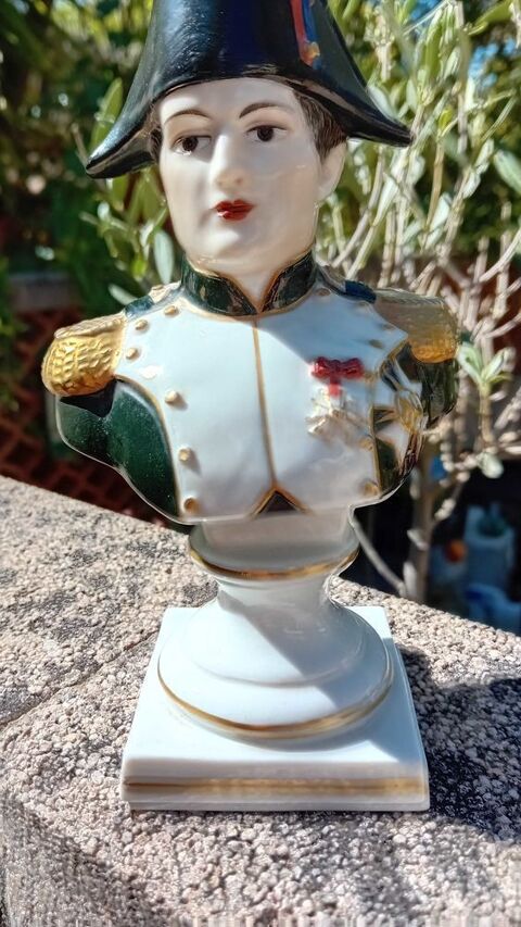 Napoléon empereur buste en porcelaine de SEVRES estampillé 50 Toulon (83)