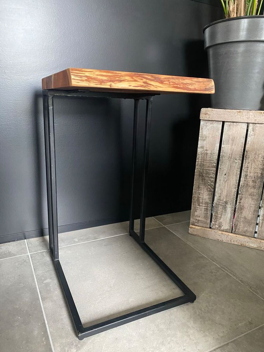 Table d'appoint industrielle en m&eacute;tal noir et d'acacia Meubles