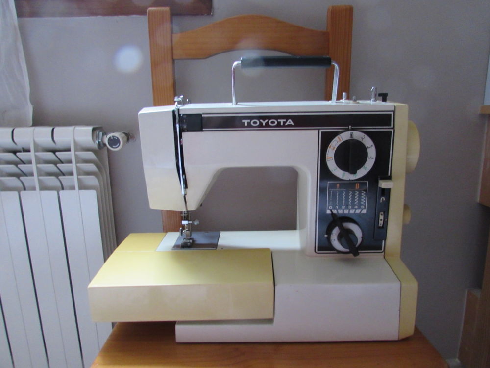 Ancienne machine &agrave; coudre " Toyota " Electroménager