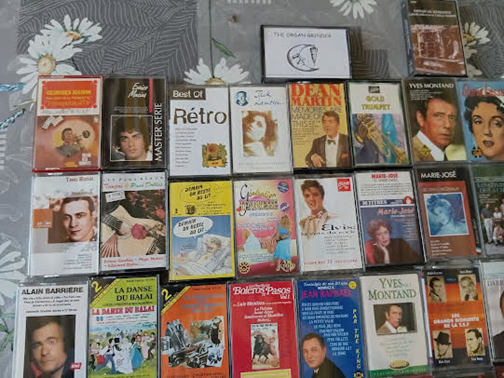 LOT DE CASSETTES FRANCAISE ET INTERNATIONNAL CD et vinyles