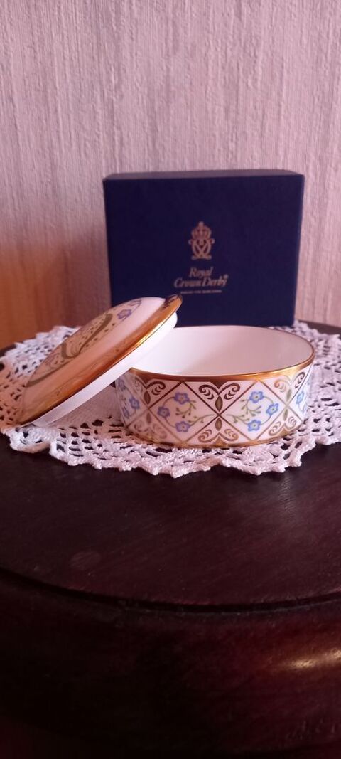 Boîte à bijoux porcelaine anglaise Royal Crown Derby (1988) Cranves-Sales (74)
