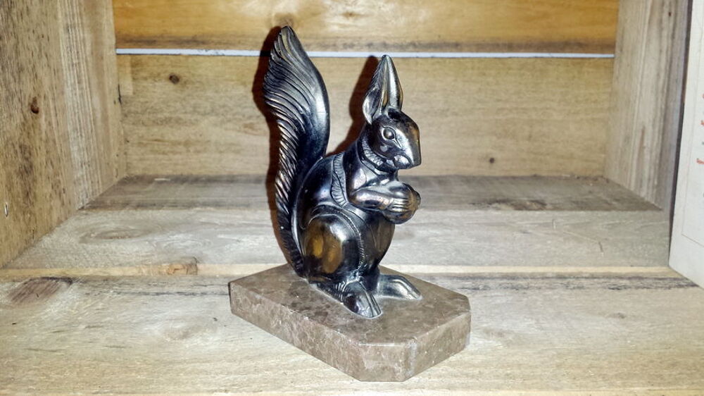 PRESSE LIVRE &Eacute;CUREUIL AVEC NOISETTE sur marbre
Livres et BD