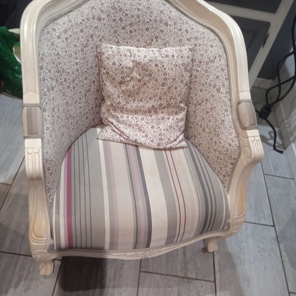 Fauteuil bergere structure bois tissus tons gris et rose ave Meubles