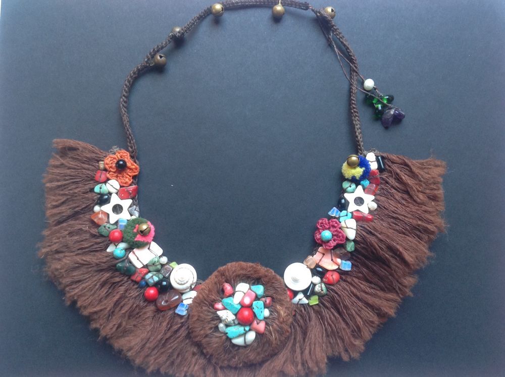 COLLIER TISS&Eacute; INCRUST&Eacute; PIERRES COQUILLAGES GRELOTS Envoi Pos Bijoux et montres