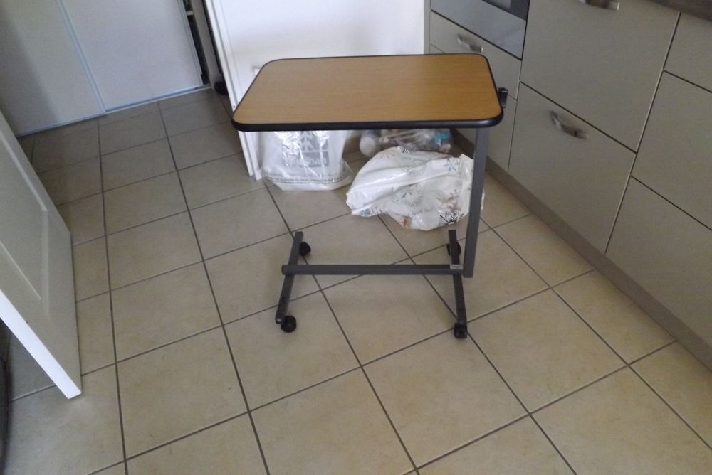 table adaptable m&eacute;dicale.
Marque HMS VILGO.. Meubles