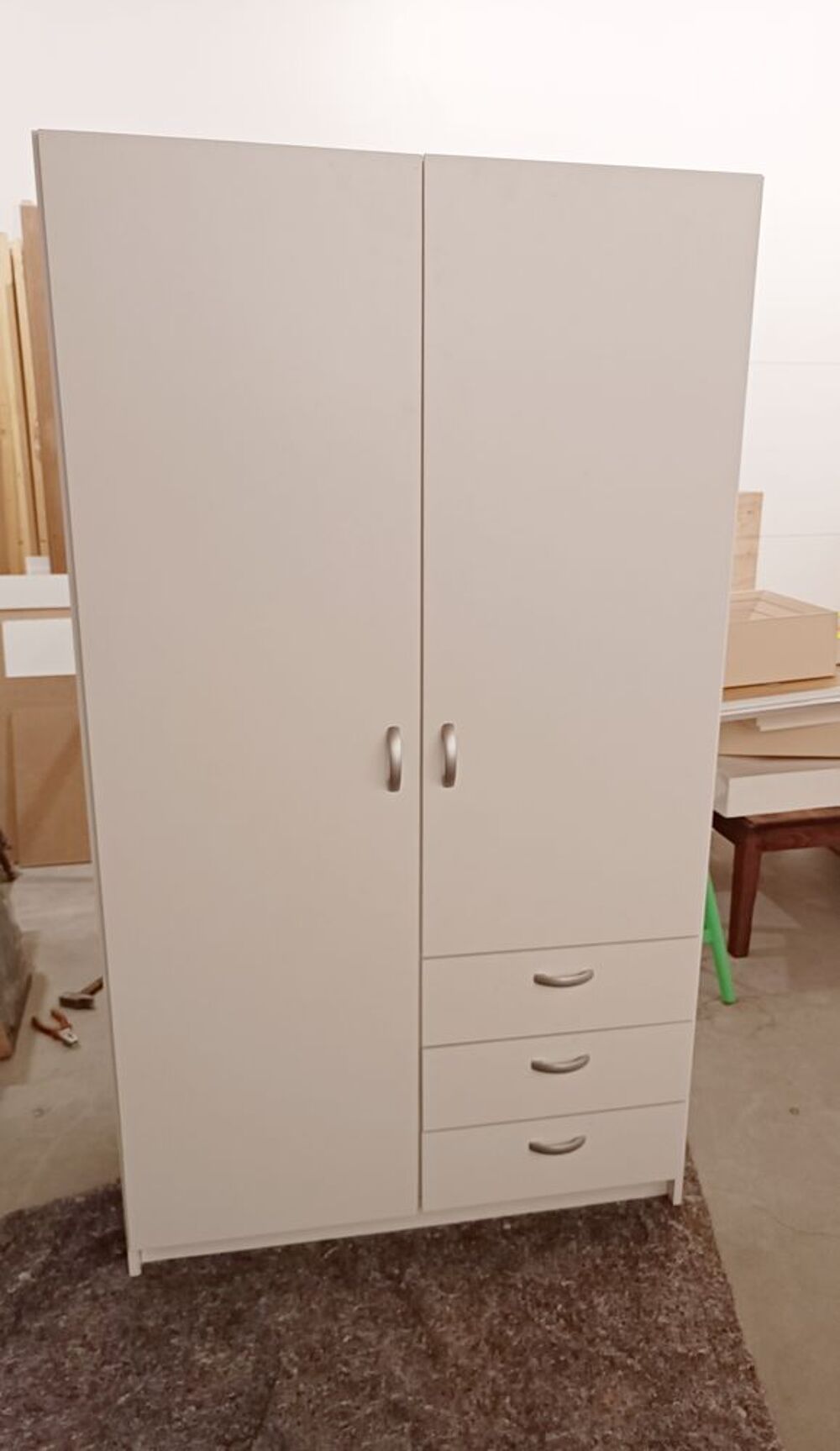 Armoire blanche mat avec deux portes et trois tiroirs Meubles