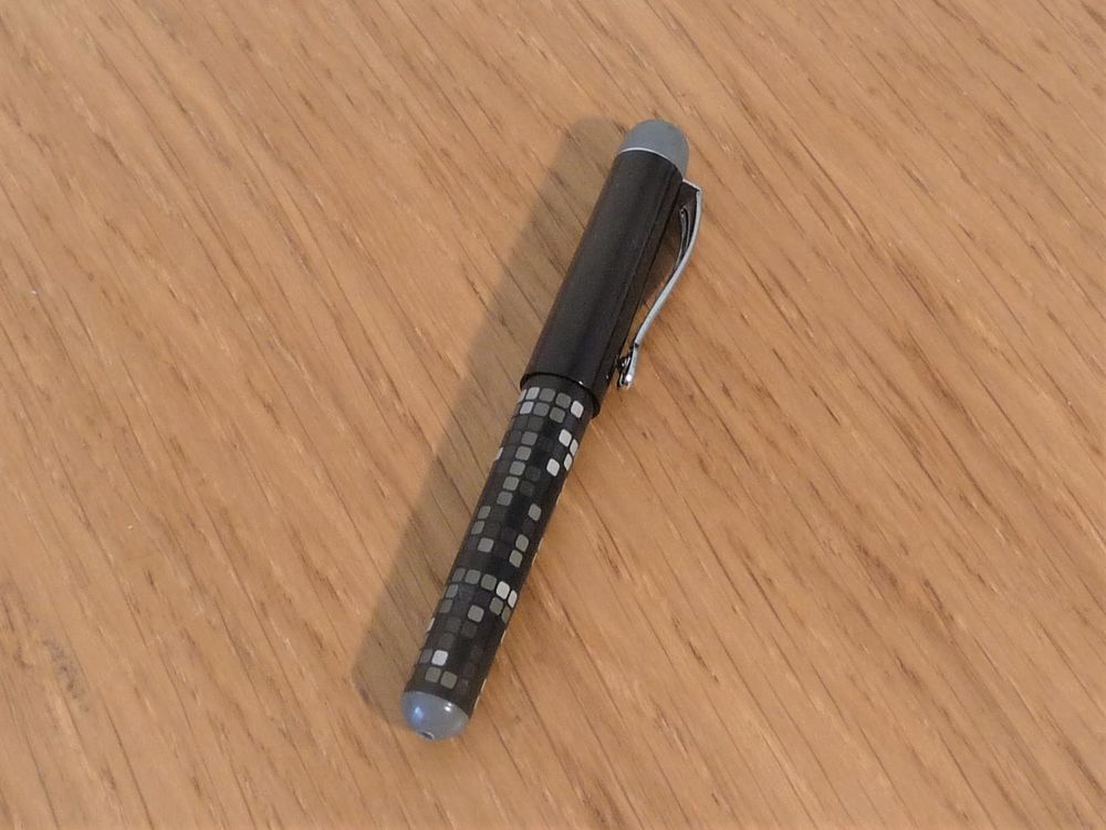 Stylo Bille en Plastique Noir Carr&eacute;s Gris &agrave; Cartouche Plume Bijoux et montres