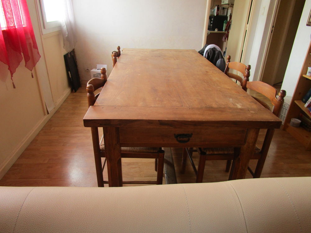 TABLE ANCIENNE BOIS MASSIF.
Meubles
