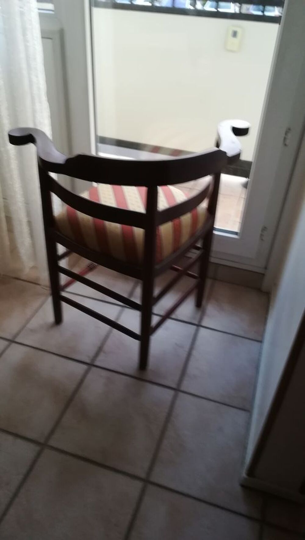 Chaise/fauteuil en bois. Meubles