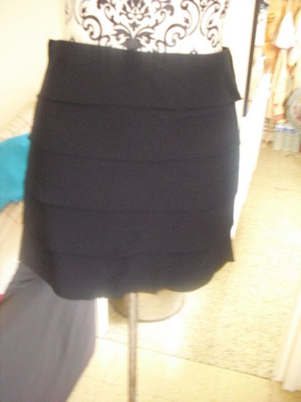 JUPE NOIRE NEUVE volants plaqu&eacute;s RINASCIMENTO TAILLE XS Vêtements