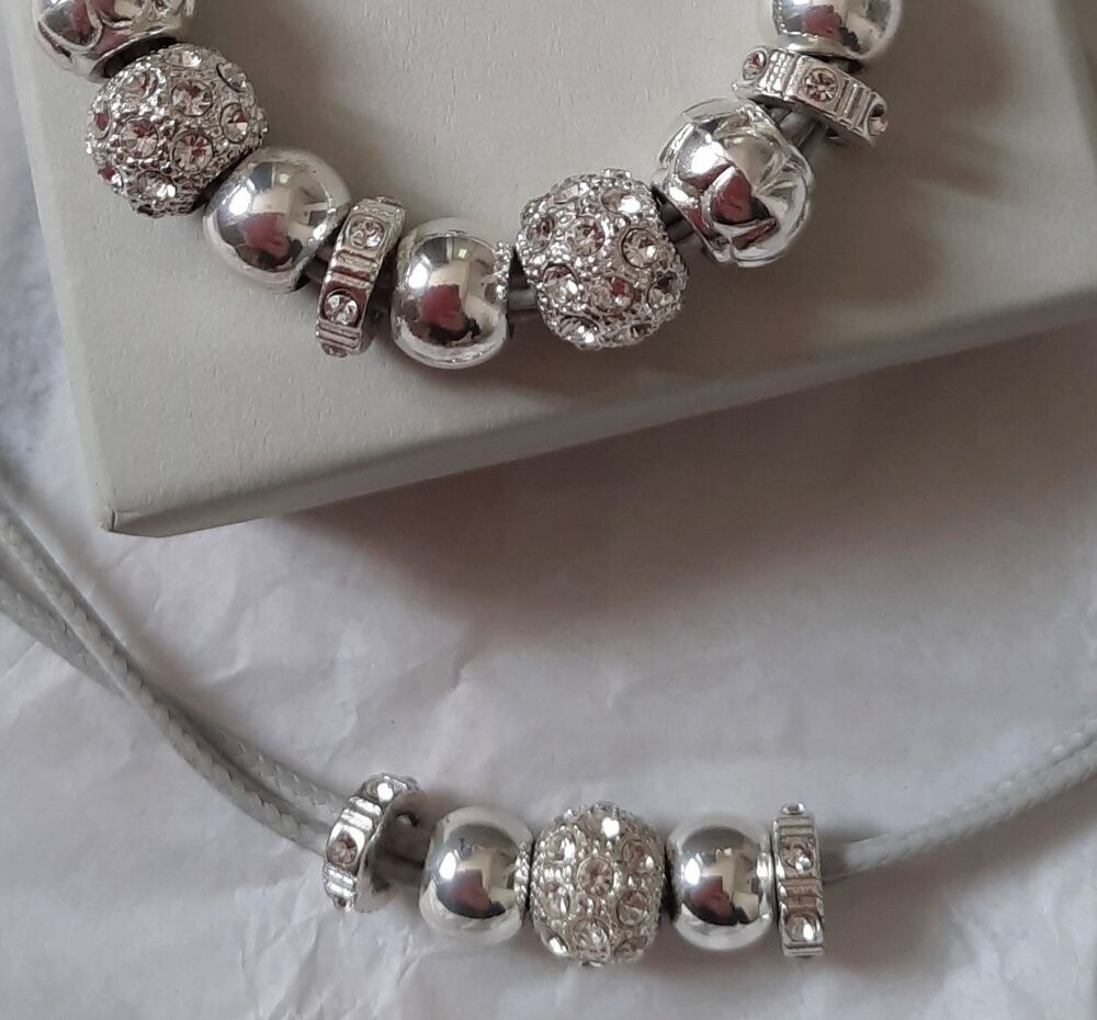 Belle parure collier + bracelet neuf &agrave; strass avec ecrin Bijoux et montres