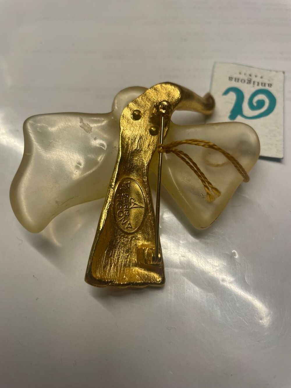 Broche Oiseau r&eacute;sine translucide + ailes dor&eacute;es ANTIGONA Bijoux et montres