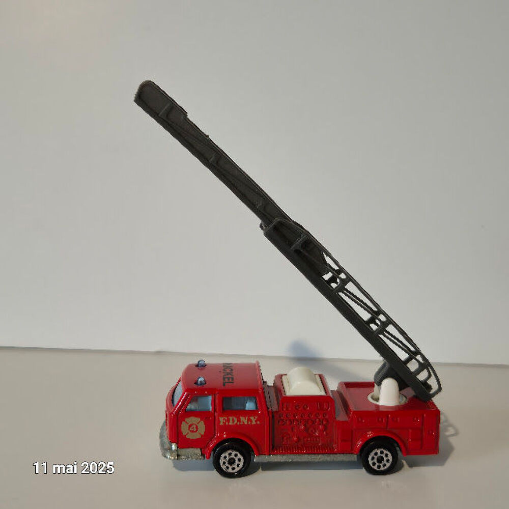 Un camion de pompier miniature avec le logo des pompiers de Jeux / jouets