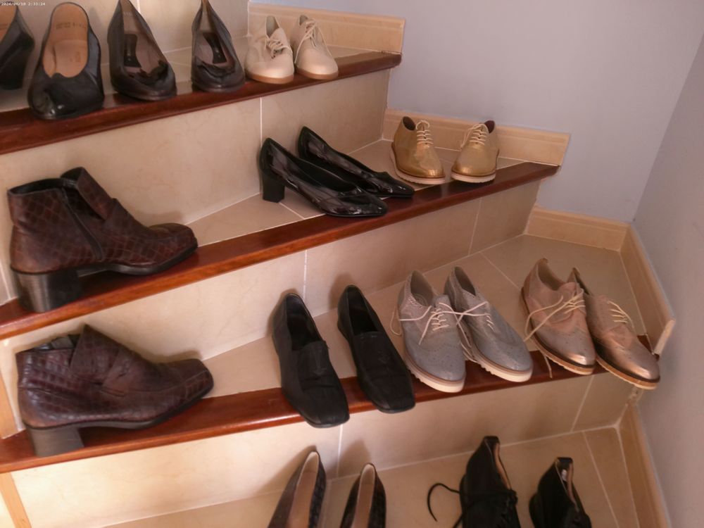Chaussures et bottines neuves en 40, 
30 euros chaque paire Chaussures