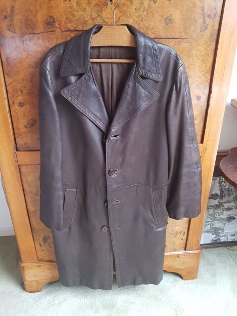Manteau en beau cuir marron avec ceinture, vintage.
25 Mouxy (73)