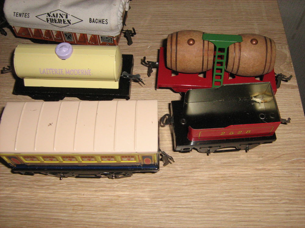 trains Hornby 17 pi&eacute;ces dont 2 locos 