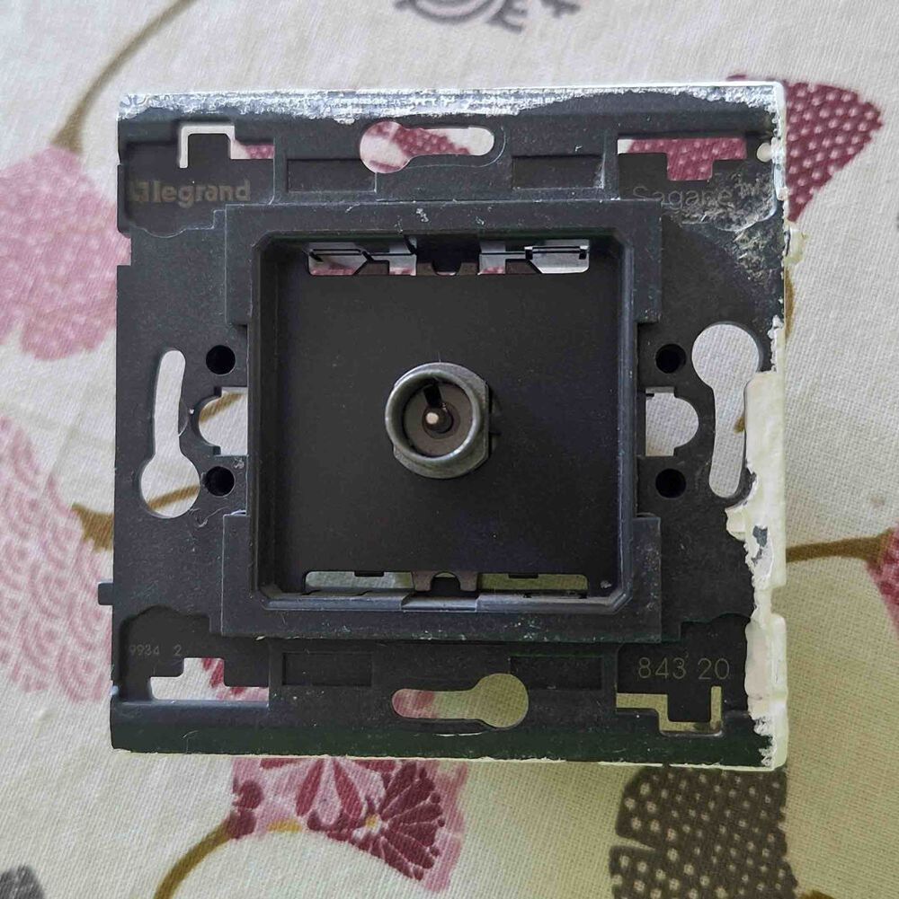 Prise t&eacute;l&eacute;vision encastr&eacute;e Bricolage
