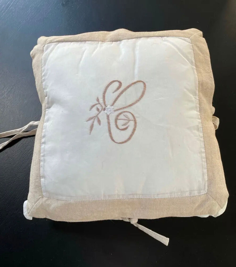 BEAU COUSSIN BROD&Eacute; LETTRE "&nbsp;C&nbsp;" D�coration