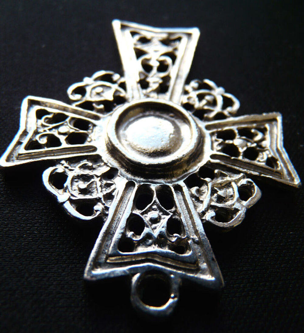 Croix Celtique Runique pendentif M&eacute;tal couleur argent&eacute; (90's Bijoux et montres