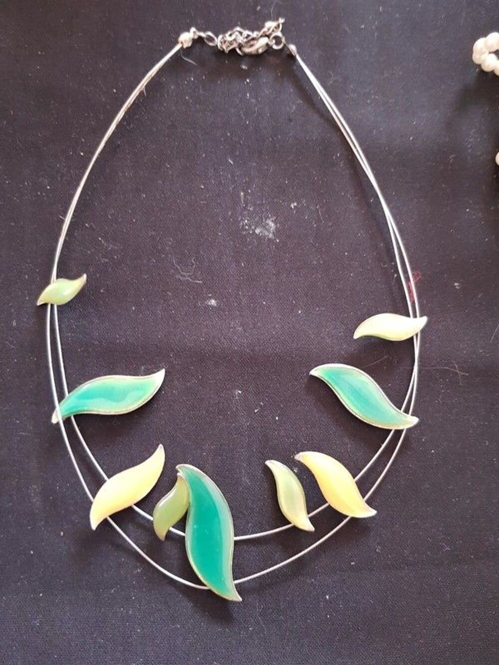 Collier vert nacr&eacute; neuf sur fil d acier 5 e Bijoux et montres