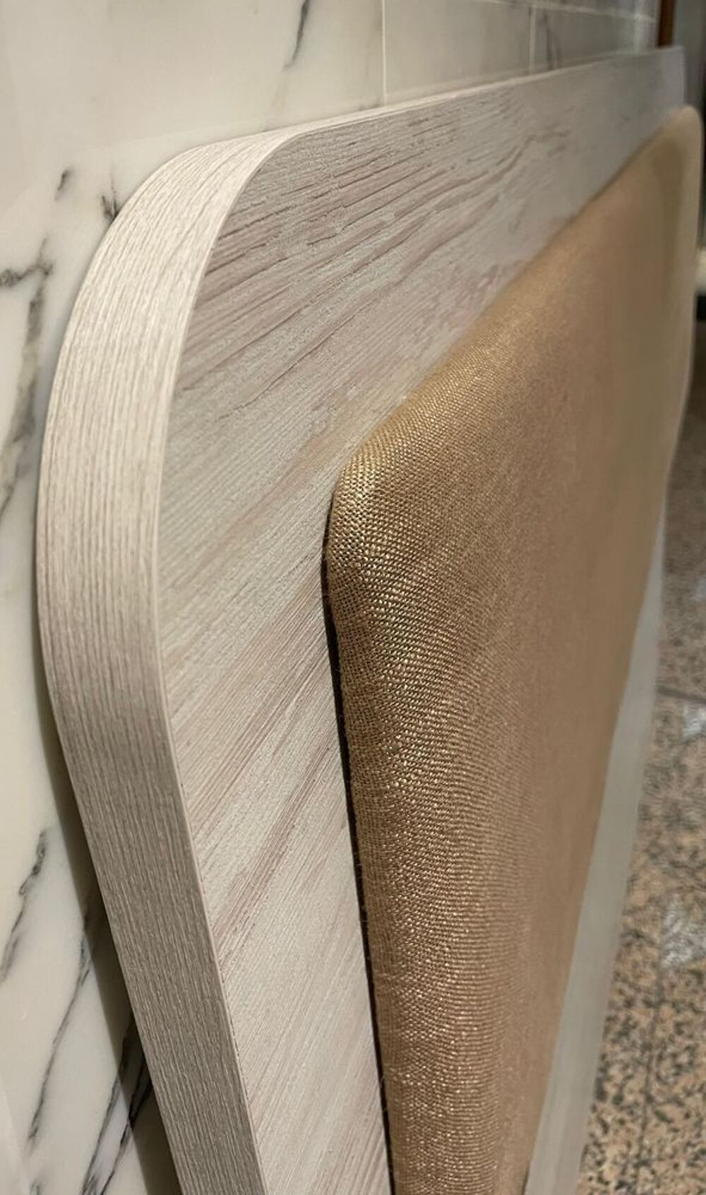 T&ecirc;te de lit neuve, style moderne, beige dor&eacute; Meubles