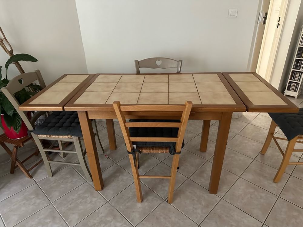 Table en en bois+4 chaises
Meubles