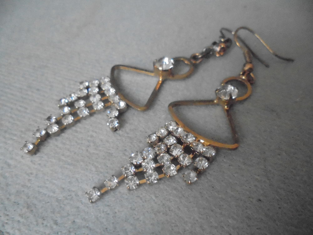 boucles d'oreilles , m&eacute;tal dor&eacute; et trass Bijoux et montres