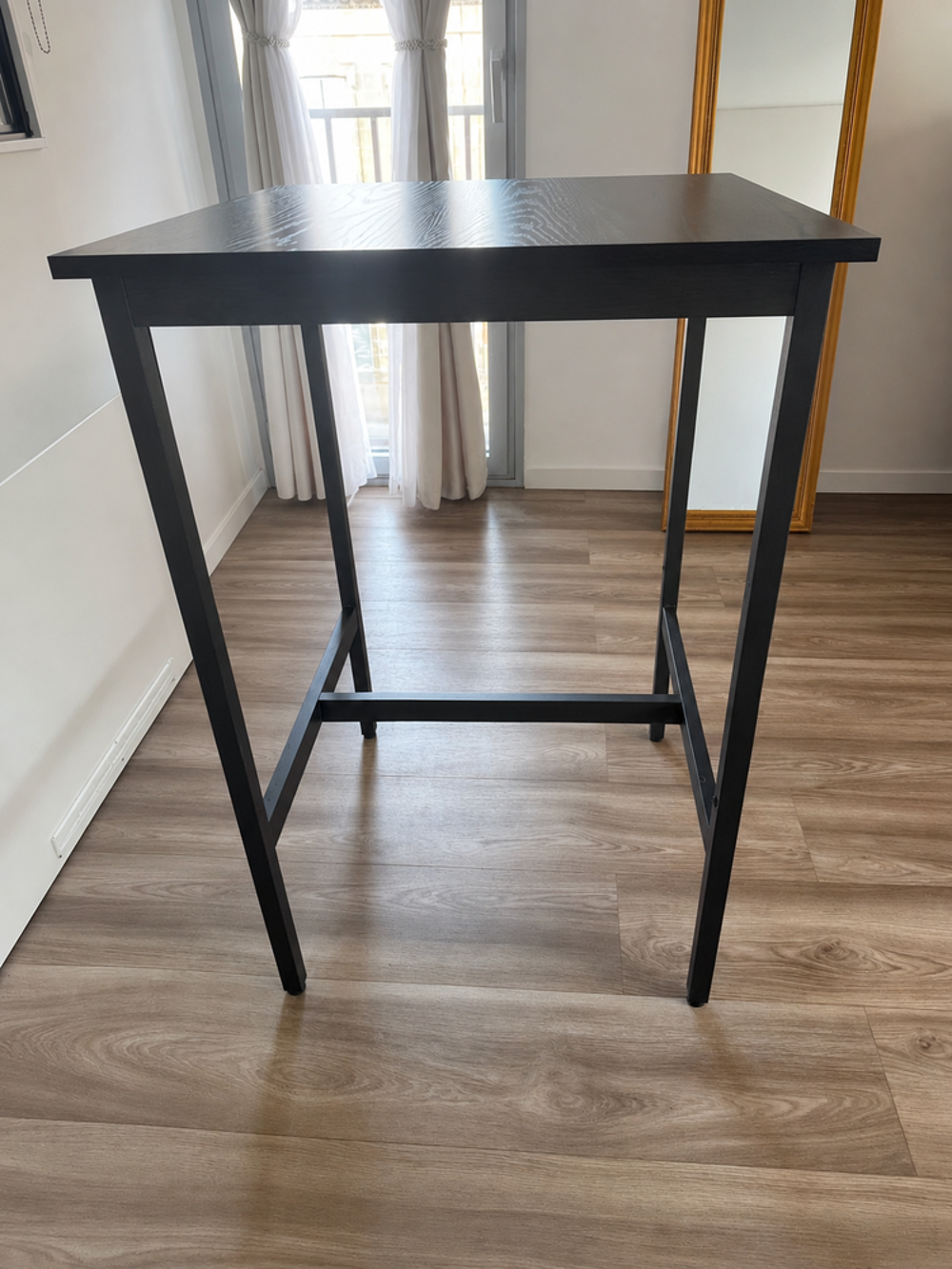 Table haute noire carr&eacute;e
Meubles