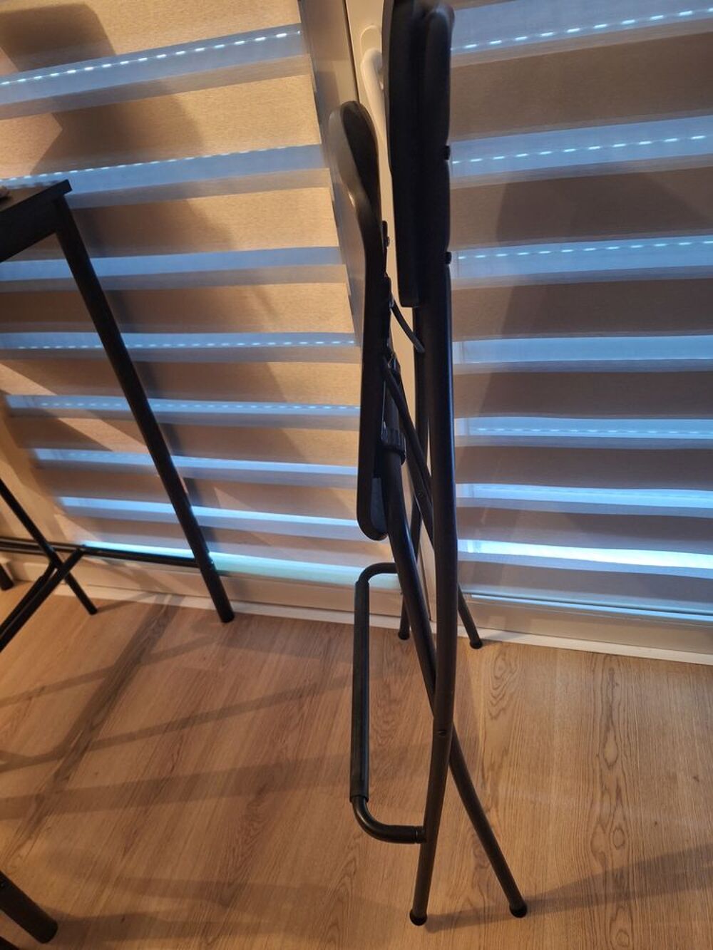 Lot de 2 chaises,noir, hauteur plateau 63 cm, tr&egrave;s bon &eacute;tat Meubles