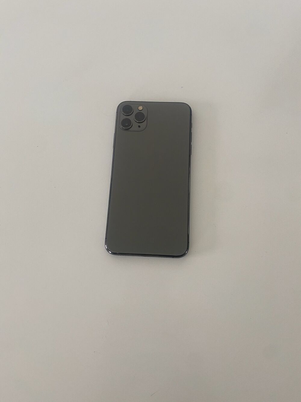 IPHONE 11 Pro Max 64Go gris sid&eacute;ral d&eacute;bloqu&eacute; Téléphones et tablettes