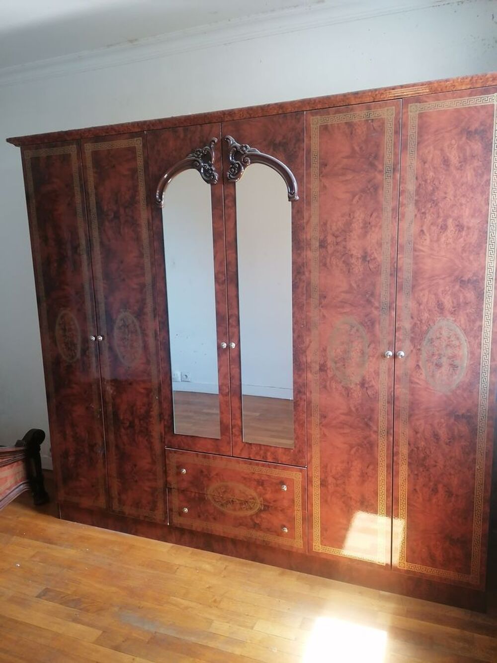 GRANDE ARMOIRE QUASI NEUVE
6 PORTES 2 TIRROIRS
Meubles